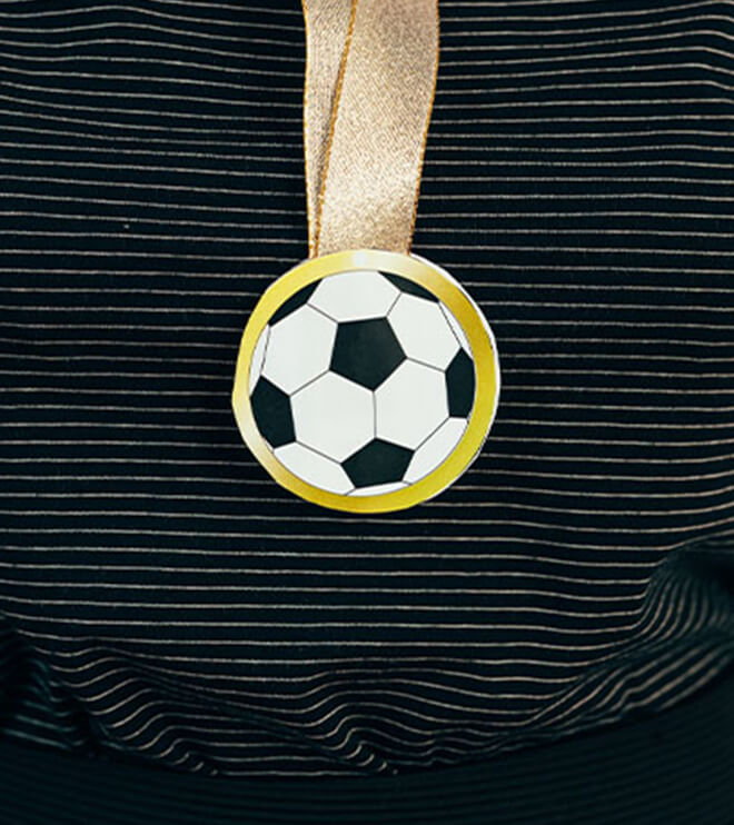 10 Stück Fußball-Medaillen für Kinder mit Deutschland-Bändern 3 Fußball-Anstecknadel.